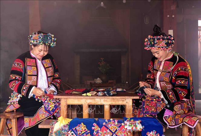 Lo Lo women skillfully embroider floral patterns on traditional attire. VNA Photo: Trần Việt