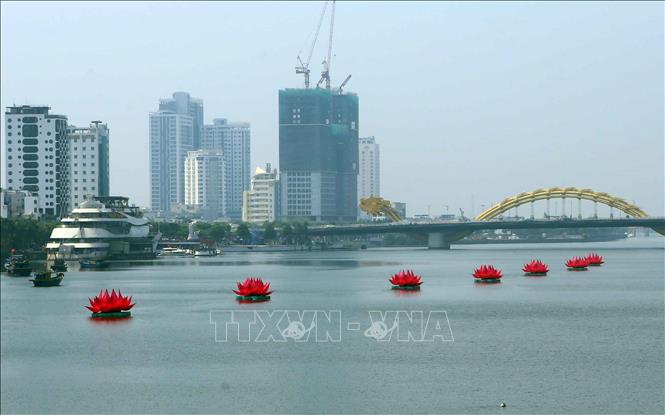 Seven giant lotus flowers have been set up on the Han River in the central city of Da Nang to celebrate the Buddha’s 2569th birthday. VNA Photo: Trần Lê Lâm