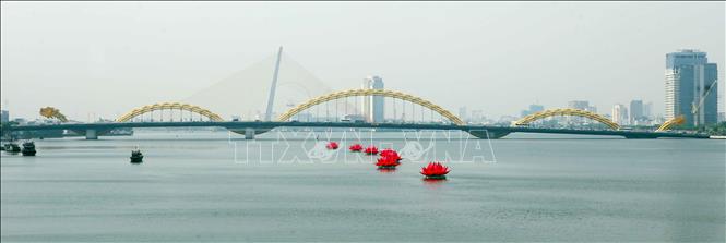 Seven giant lotus flowers have been set up on the Han River in the central city of Da Nang to celebrate the Buddha’s 2569th birthday. VNA Photo: Trần Lê Lâm