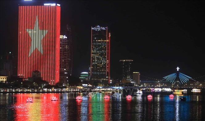 Seven giant lotus flowers have been set up on the Han River in the central city of Da Nang to celebrate the Buddha’s 2569th birthday. VNA Photo: Trần Lê Lâm  