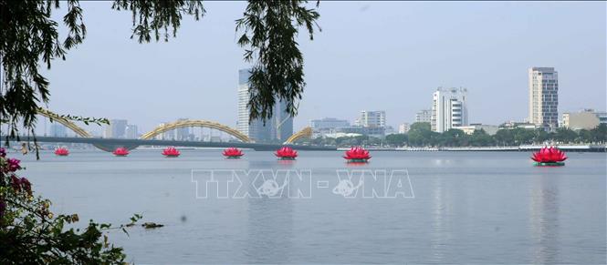 Seven giant lotus flowers have been set up on the Han River in the central city of Da Nang to celebrate the Buddha’s 2569th birthday. VNA Photo: Trần Lê Lâm