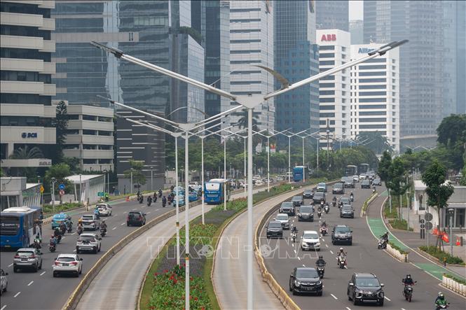 Các phương tiện di chuyển trên đường phố tại Jakarta, Indonesia. Ảnh: THX/TTXVN