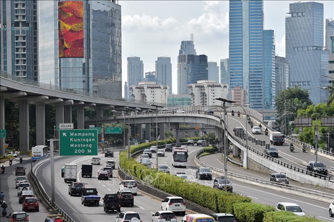 Các phương tiện di chuyển trên đường phố tại Jakarta, Indonesia. Ảnh: THX/TTXVN
