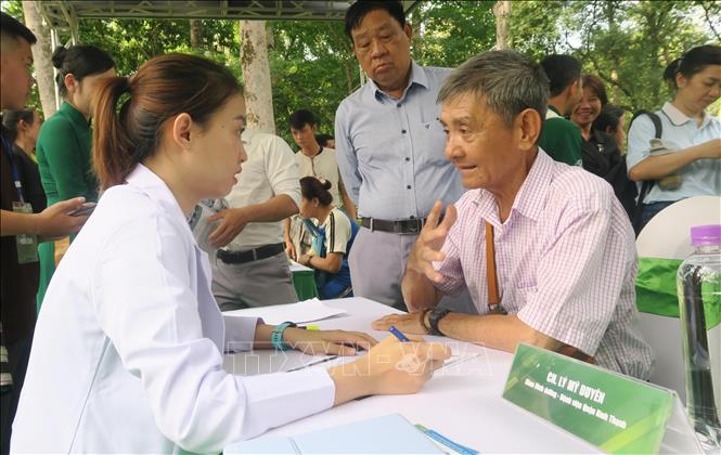 Người dân được tư vấn dinh dưỡng và chăm sóc sức khỏe tại Ngày Dinh dưỡng cộng đồng Việt Nam lần thứ 4. Ảnh: Đinh Hằng - TTXVN                                                              