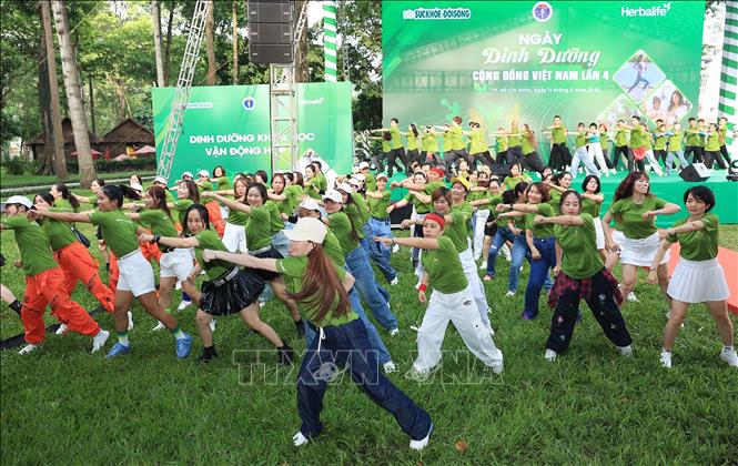 Trình diễn Flashmob tập thể tại Ngày Dinh dưỡng cộng đồng Việt Nam lần thứ 4. Ảnh: Đinh Hằng - TTXVN