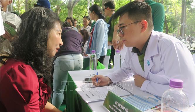 Người dân được tư vấn dinh dưỡng và chăm sóc sức khỏe tại Ngày Dinh dưỡng cộng đồng Việt Nam lần thứ 4. Ảnh: Đinh Hằng - TTXVN                               