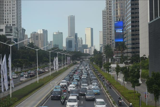 Các phương tiện di chuyển trên đường phố tại Jakarta, Indonesia. Ảnh: THX/TTXVN