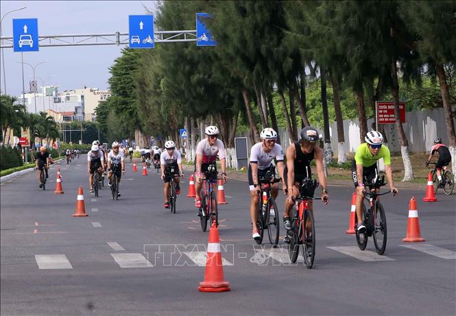 Các vận động viên tranh tài ở nội dung đua xe. Ảnh: Trần Lê Lâm – TTXVN