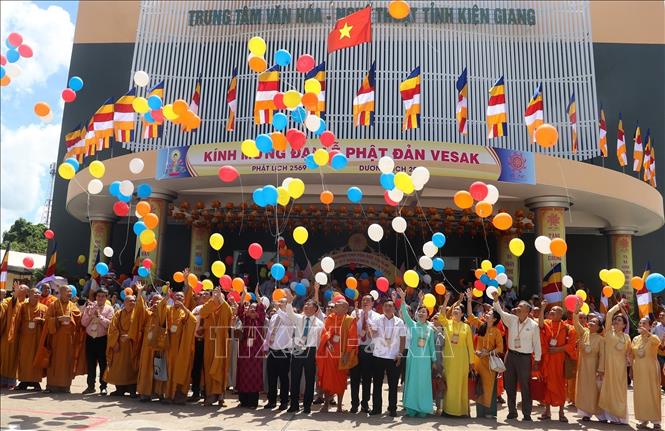 Quý chư tôn đức, tăng ni và lãnh đạo tỉnh Kiên Giang cùng phật tử thả bong bóng bay cầu nguyện quốc thái dân an và hòa bình cho nhân loại. Ảnh: Lê Huy Hải - TTXVN
