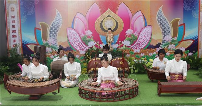 Biểu diễn nhạc ngũ âm kính mừng Phật đản. Ảnh: Lê Huy Hải - TTXVN
