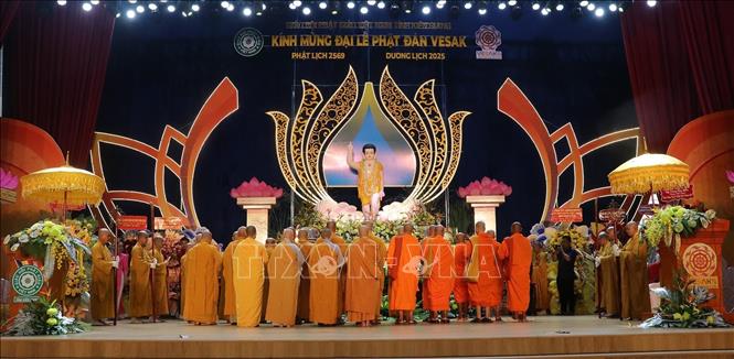Quý chư tôn đức, tăng ni cử hành nghi lễ cúng dường Phật đản. Ảnh: Lê Huy Hải - TTXVN