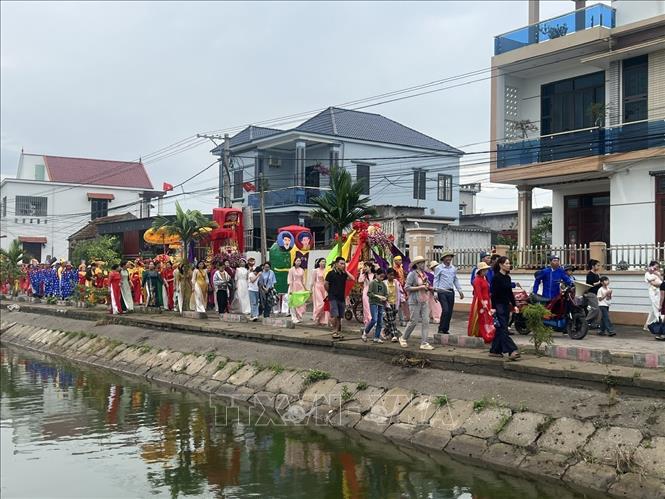 Đông đảo người dân và du khách tham dự Lễ rước kiệu Chúa tại Lễ hội Bà Chúa Muối. Ảnh: Vũ Quang - TTXVN