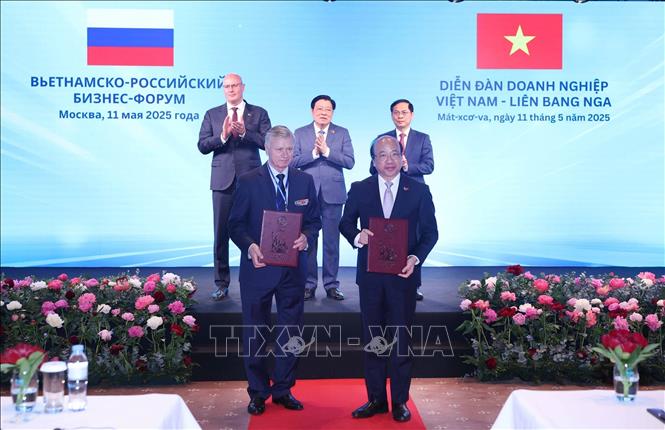 Lễ trao các văn kiện hợp tác giữa doanh nghiệp hai nước. Ảnh: Thống Nhất – TTXVN