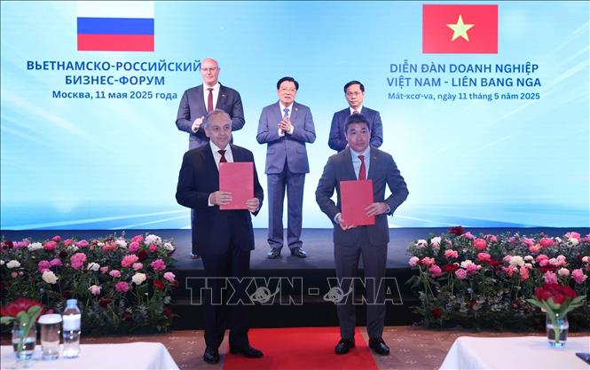 Lễ trao các văn kiện hợp tác giữa doanh nghiệp hai nước. Ảnh: Thống Nhất – TTXVN