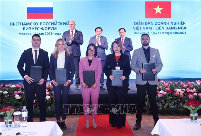 Lễ trao các văn kiện hợp tác giữa doanh nghiệp hai nước. Ảnh: Thống Nhất – TTXVN