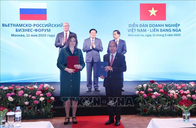 Lễ trao các văn kiện hợp tác giữa doanh nghiệp hai nước. Ảnh: Thống Nhất – TTXVN