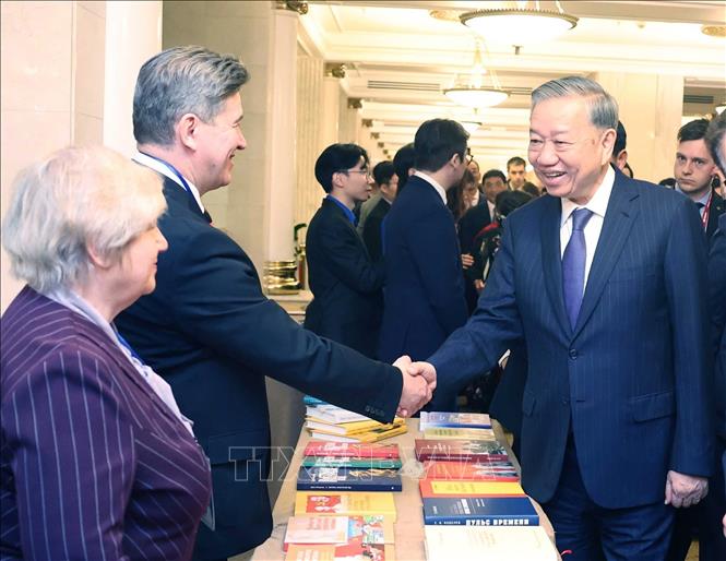 Tổng Bí thư Tô Lâm với các nhân sĩ, trí thức, chuyên gia Nga từng giúp đỡ Việt Nam. Ảnh: Thống Nhất – TTXVN