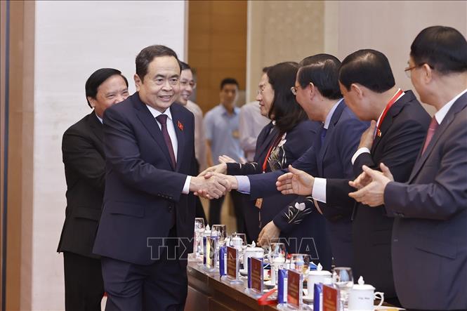 Chủ tịch Quốc hội Trần Thanh Mẫn với đại biểu. Ảnh: Doãn Tấn – TTXVN