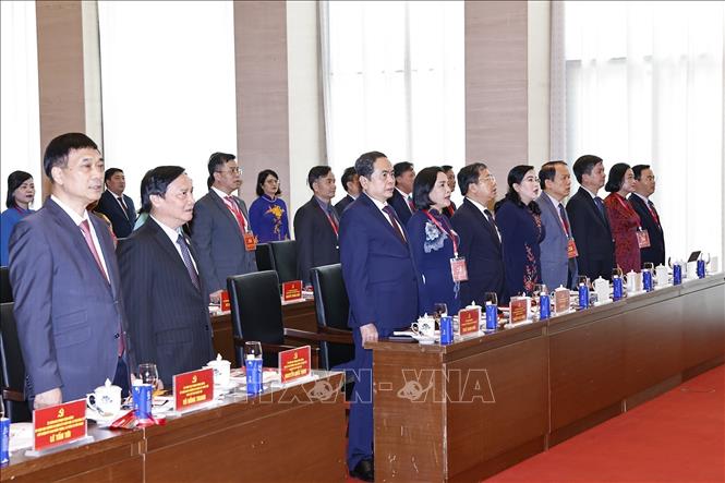 Chủ tịch Quốc hội Trần Thanh Mẫn và đại biểu thực hiện nghi thức chào cờ. Ảnh: Doãn Tấn – TTXVN