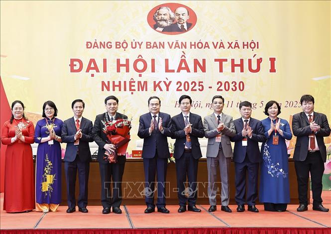 Chủ tịch Quốc hội Trần Thanh Mẫn trao Quyết định của Ban Thường vụ Đảng uỷ Quốc hội chỉ định tham gia Ban Chấp hành, Ban Thường vụ, chỉ định Bí thư, Phó Bí thư Đảng uỷ Uỷ ban Văn hoá và Xã hội nhiệm kỳ 2025 – 2030. Ảnh: Doãn Tấn - TTXVN