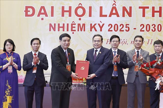 Chủ tịch Quốc hội Trần Thanh Mẫn trao Quyết định của Ban Thường vụ Đảng uỷ Quốc hội chỉ định tham gia Ban Chấp hành, Ban Thường vụ, chỉ định Bí thư, Phó Bí thư Đảng uỷ Uỷ ban Văn hoá và Xã hội nhiệm kỳ 2025 – 2030. Ảnh: Doãn Tấn - TTXVN
