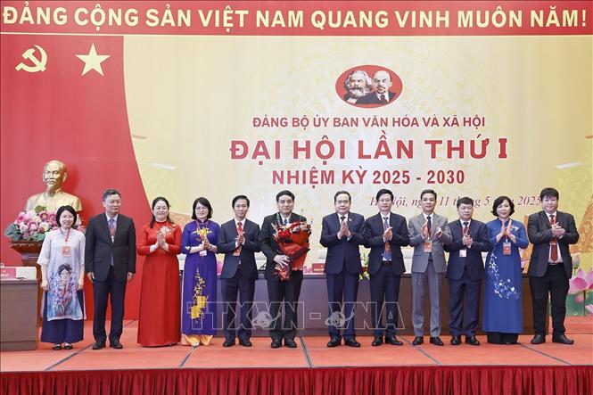Chủ tịch Quốc hội Trần Thanh Mẫn trao Quyết định của Ban Thường vụ Đảng uỷ Quốc hội chỉ định tham gia Ban Chấp hành, Ban Thường vụ, chỉ định Bí thư, Phó Bí thư Đảng uỷ Uỷ ban Văn hoá và Xã hội nhiệm kỳ 2025 – 2030. Ảnh: Doãn Tấn - TTXVN