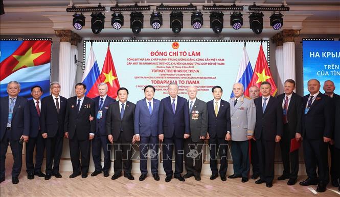 Tổng Bí thư Tô Lâm và các đại biểu tham dự buổi gặp mặt chụp ảnh chung. Ảnh: Thống Nhất - TTXVN