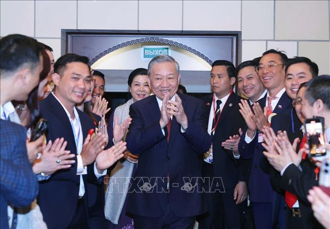 Tổng Bí thư Tô Lâm và Phu nhân gặp gỡ cán bộ, nhân viên Đại sứ quán cùng đại diện cộng đồng người Việt Nam tại Liên bang Nga. Ảnh: Thống Nhất – TTXVN
