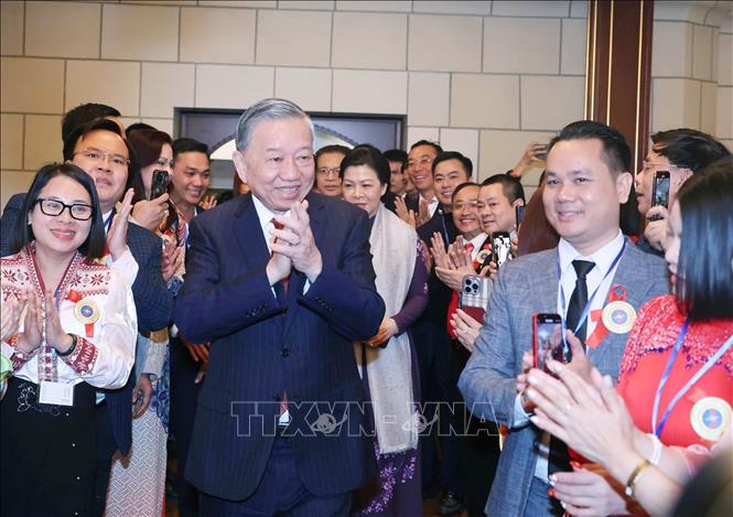 Tổng Bí thư Tô Lâm và Phu nhân gặp gỡ cán bộ, nhân viên Đại sứ quán cùng đại diện cộng đồng người Việt Nam tại Liên bang Nga. Ảnh: Thống Nhất – TTXVN
