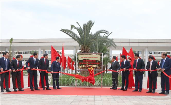 Ông Trần Lưu Quang, Trưởng Ban Chính sách, chiến lược Trung ương cùng lãnh đạo thành phố Hải Phòng và Hải Dương gắn biển Trung tâm Chính trị Hành chính thành phố Hải Phòng. Ảnh: Hoàng Ngọc - TTXVN