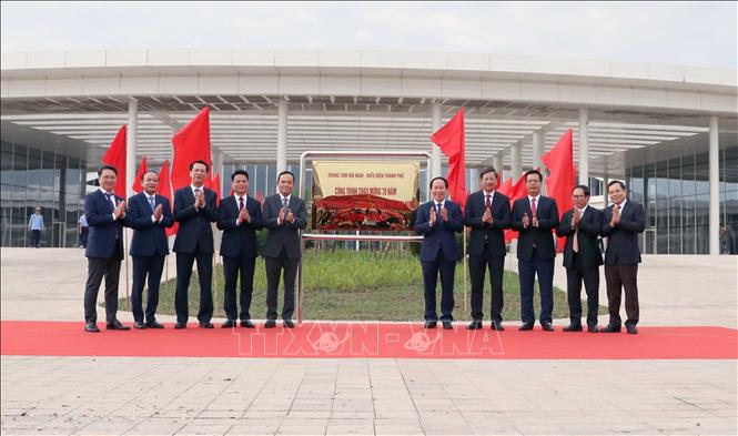 Ông Trần Lưu Quang, Trưởng Ban Chính sách, chiến lược Trung ương cùng lãnh đạo thành phố Hải Phòng và Hải Dương gắn biển Trung tâm Chính trị Hành chính thành phố Hải Phòng. Ảnh: Hoàng Ngọc - TTXVN
