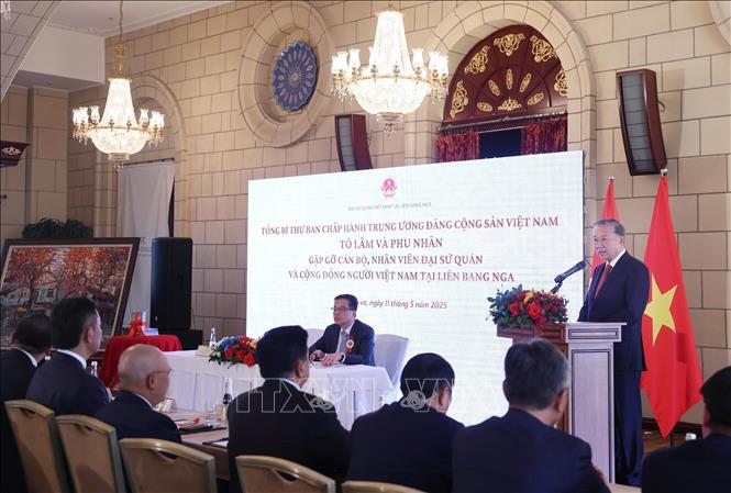 Party General Secretary To Lam speaks at a meeting with Vietnamese community in Russia. VNA Photo: Thống Nhất