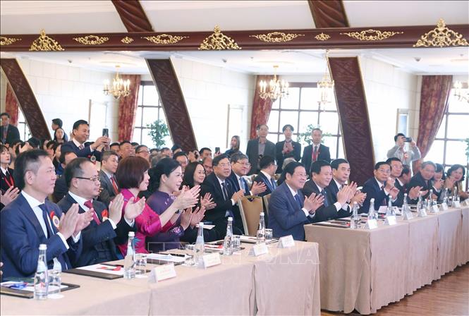 Vietnamese community and staff of the Vietnamese Embassy in Russia at the meeting. VNA Photo: Thống Nhất