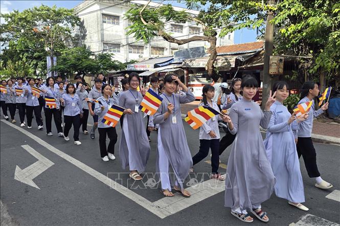 Phật tử tham dự Lễ rước ''Kim thân Phật'' tại Cà Mau. Ảnh: Kim Há - TTXVN 