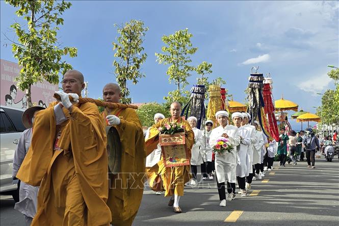 Lễ cung rước ''Kim thân Phật'' tại Cà Mau được tổ chức long trọng, trang nghiêm. Ảnh: Kim Há - TTXVN