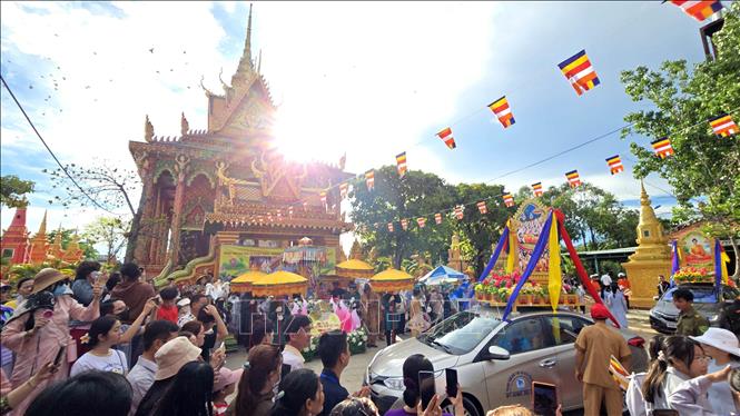 Lễ cung rước ''Kim thân Phật'' tại Cà Mau thu hút hàng ngàn người tham gia. Ảnh: Kim Há - TTXVN