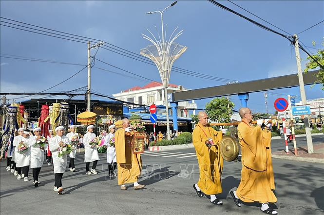 Lễ rước ''Kim thân Phật'' từ chùa Phật Tổ Cà Mau đến lễ đài Đại lễ chính chùa Monivongsa Bopharam. Ảnh: Kim Há - TTXVN
