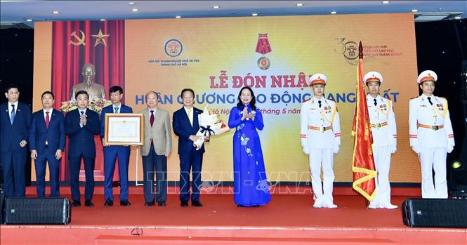 Phó Chủ tịch nước Võ Thị Ánh Xuân trao Huân chương Lao động hạng Nhất cho Hiệp hội  Ảnh: Quốc Lũy- TTXVN
