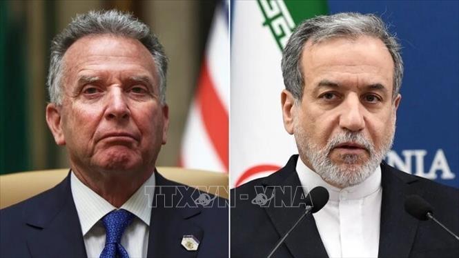 Đặc phái viên của Tổng thống Mỹ, ông Steve Witkoff (trái), và Ngoại trưởng Iran Abbas Araghchi. Ảnh: IRNA/TTXVN