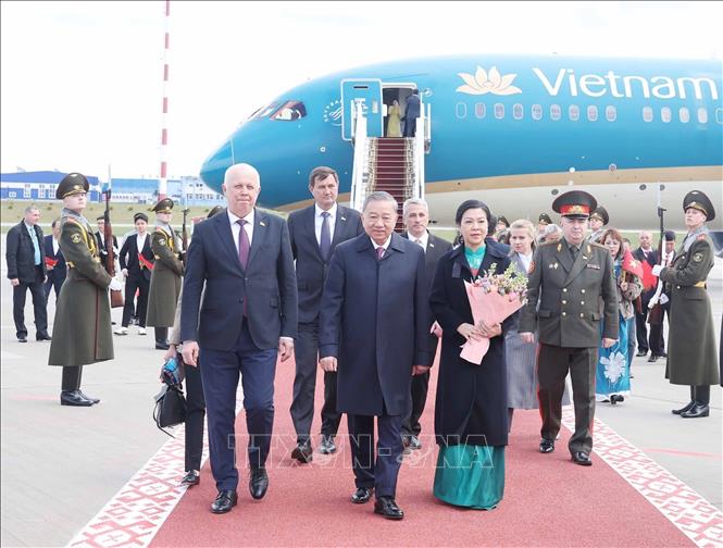 Phó Thủ tướng Belarus Anatoly Sivak đón Tổng Bí thư Tô Lâm và Phu nhân tại sân bay quốc tế Minsk. Ảnh: Thống Nhất – TTXVN