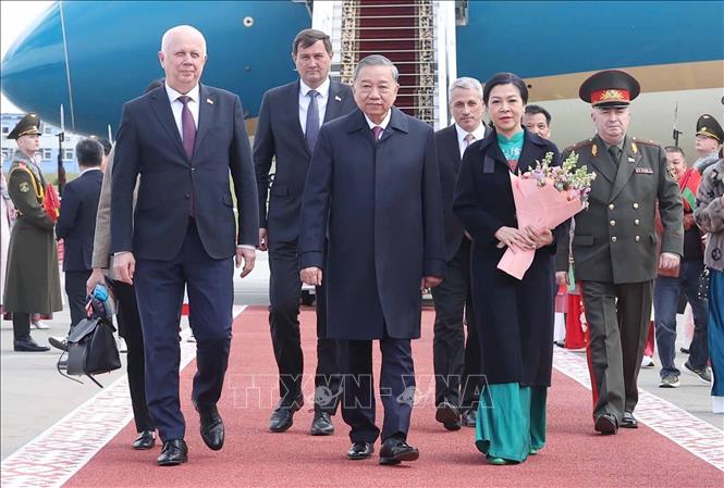 Phó Thủ tướng Belarus Anatoly Sivak đón Tổng Bí thư Tô Lâm và Phu nhân tại sân bay quốc tế Minsk. Ảnh: Thống Nhất – TTXVN