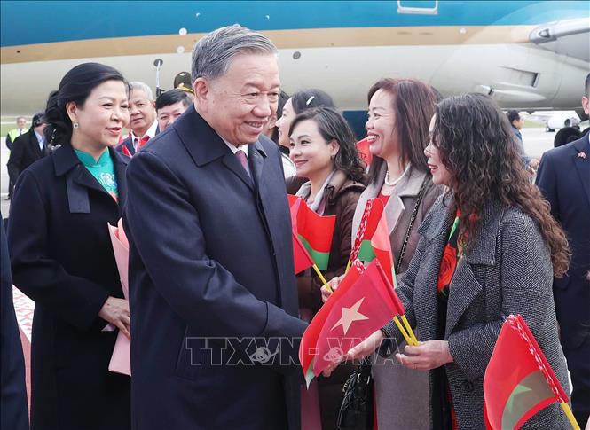 Đại diện cộng đồng người Việt Nam tại Belarus đón Tổng Bí thư Tô Lâm và Phu nhân ở sân bay quốc tế Minsk. Ảnh: Thống Nhất – TTXVN
