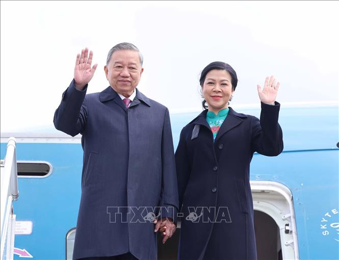 Party General Secretary To Lam and his spouse arrives in Minsk, beginning their state visit to Belarus. VNA Photo: Thống Nhất