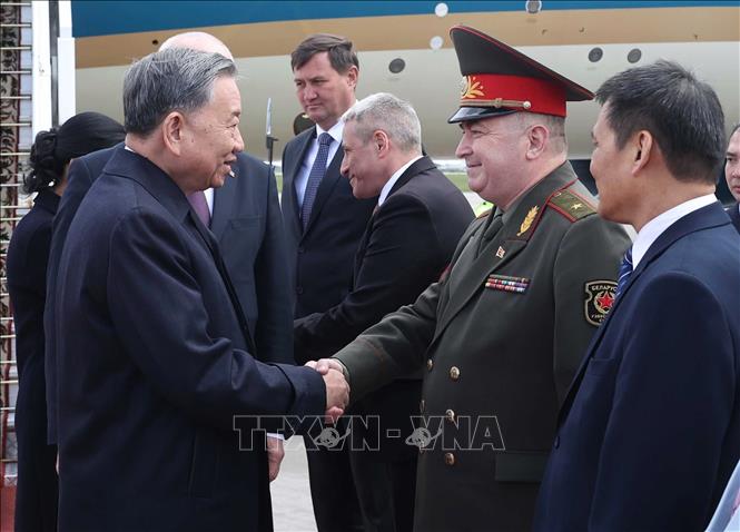 Belarusian officials welcome Party General Secretary To Lam. VNA Photo: Thống Nhất