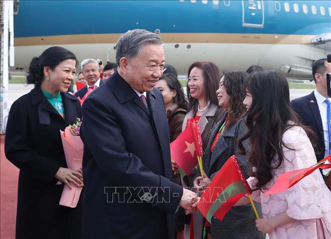 Vietnamese community in Belarus welcome Party General Secretary To Lam and his spouse. VNA Photo: Thống Nhất