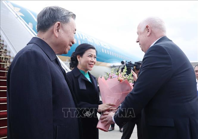 Phó Thủ tướng Belarus Anatoly Sivak đón Tổng Bí thư Tô Lâm và Phu nhân tại sân bay quốc tế Minsk. Ảnh: Thống Nhất – TTXVN