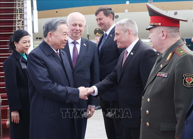 Phó Thủ tướng Anatoly Sivak cùng các quan chức Belarus đón Tổng Bí thư Tô Lâm và Phu nhân tại sân bay quốc tế Minsk. Ảnh: Thống Nhất – TTXVN