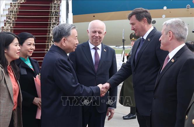 Phó Thủ tướng Anatoly Sivak, Bộ trưởng Ngoại giao Maxim Ryzhenkov cùng các quan chức Belarus đón Tổng Bí thư Tô Lâm và Phu nhân tại sân bay quốc tế Minsk. Ảnh: Thống Nhất – TTXVN