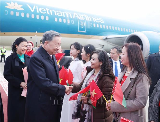 Đại diện cộng đồng người Việt Nam tại Belarus đón Tổng Bí thư Tô Lâm và Phu nhân ở sân bay quốc tế Minsk. Ảnh: Thống Nhất – TTXVN
