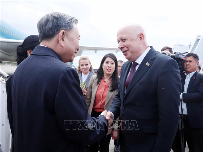 Phó Thủ tướng Belarus Anatoly Sivak đón Tổng Bí thư Tô Lâm và Phu nhân tại sân bay quốc tế Minsk. Ảnh: Thống Nhất – TTXVN